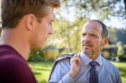 Markus (Timo Ben Schöfer, r.) zeigt sich so einfühlsam, dass sich Vincent (Martin Walde, l.) ihm ein wenig öffnet.