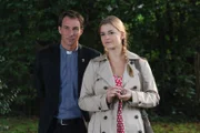 Theresa (Ines Lutz) erfährt über den jungen Pfarrer Schatzhammer (Armin Schlagwein) einiges über Moritz' Vergangenheit.