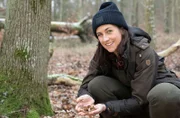 Zaneta Frankenfeld sammelt Bucheckern im Wald: Gemeinsam mit ihrem Mann Johannes betreibt sie eine Bucheckern-Manufaktur in der Eifel.