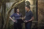 Tammy (Vanessa Ferltio, l.) und Pride (Scott Bakula, r.) planen eine geheime Mission, um einem ehemaligen Kollegen zu helfen ...