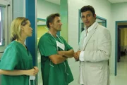 Nach ihrer gemeinsamen Zeit an der Uniklinik in München wollten sich Dr. Alexander Kahnweiler (Mark Keller, m.) und Dr. Martin Gruber (Hans Sigl, r.) nie wieder sehen.