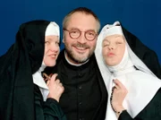 Wenn sich Heinz und Hilde mit dem Bus nach Lourdes begeben, darf auch der Pfarrer nicht fehlen. (v.l.:Heidemarie Brüny,Björn Hergen Schimpf, Margit Laue)