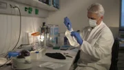 Dr. Harald Schneider schafft es, ein neues DNA-Verfahren zu entwickeln.