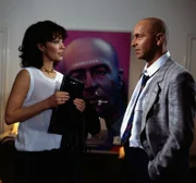 Nach Amsterdam will Evelyn (Iris Berben) und fordert für diese Reise von ihrem Mann (Wilfried Bassner) das nötige Geld.