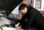 Falk (Guido Broscheit) kann die, in seinem Wagen versteckte Bombe, im letzten Moment entschärfen.