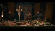 Tinka (Josephine Chavarria Højbjerg), Falke (Villbjørk Malling Agger), Birk (Jakob Femerling) und Grot (Esben Dalgaard) beim Festmahl in der Halle der Könige.