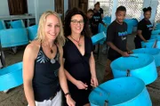 Eva Astfalk und Bettina Rohn machen einen Ausflug in Roatan. Sie machen einen Steel Pan Kurs.