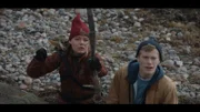 Lasse (Albert Rosin Harson) und Falke (Villbjørk Malling Agger) versuchen, Tinka (Josephine Chavarria Højbjerg) zu befreien.