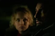 Inka (Luise von Finckh) und Battiato (Salvatore Greco) hoffen, dass sie Robins Freundin Daria nachts abpassen können.