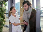 Mit Kopf- und Bauchschmerzen kommt Daniel Bertold (Maximilian Grünewald) nach seinem Unfall in die Sachsenklinik. Schwester Arzu (Arzu Bazman) kümmert sich um den jungen Mann, der kurz darauf bewusstlos zusammenbricht.