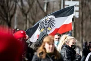 Protest unter der Flagge des Kaiserreichs – sogenannte Reichsbürger stellen die Legitimität und das politische System der Bundesrepublik Deutschland infrage.