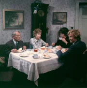 L-R: Kurt Scholz (Joseph Offenbach), Käthe Scholz (Inge Meysel), Frau Urban (Liselotte Quilling), Rudi Scholz (Gernot Endemann)