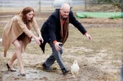 Die Erbschleicher Bodo von Thörwald und Katharina auf der Jagd nach Huhn Charlotte.