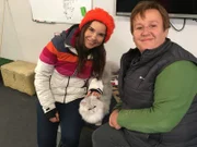 Filmtiertrainerin Renate zeigt Anna (links), wie sie junge tierische Schauspieler auf ihr Leben als Filmtiere vorbereitet.