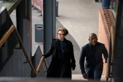 Im Geheimen folgen Mrs. Jones (Vicky McClure) und Smithers (Nyasha Hatendi) einer anderen Spur. Als sie in der Schule ankommen, machen sie eine interessante Entdeckung: Ihnen wurde eine Nachricht hinterlassen.