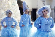 Die drei Weihnachtselfen Rosabella, Rosalie und Rosalba prüfen, wer der wahre Weihnachtsmann ist.