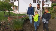 Der Garten von Familie Schwinghammer geht bislang nahtlos in den Garten der Großeltern über. Damit soll Schluss sein: Denise und Andreas wünschen sich einen gemütliche Rückzugsort, eingerahmt von bunten Stauden. Alexandra Lehne und Frank Dietl entwerfen dafür passende Konzepte.
