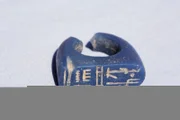 Edler Schmuck: Der blaue Glasring mit dem Thronnamen Ramses des Dritten ist ein Fundstück aus dem Grab 49 im Tal der Könige.