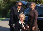 Will Stern (Michael Brandner) unterstützt seine Schwester Sophia (Susanne Schäfer, rechts), die von ihrer Schwiegermutter Lilo (Gerlinde Locker) gegängelt wird.