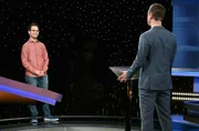 Moderator Alexander Bommes mit dem Kandidaten Enrico Gonzalez.