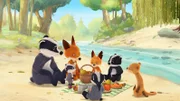 Die Familie macht ein Picknick am Bach.