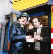 Von links: Moosgruber (Max Grießer) und Herr Rohde (Nikolaus Paryla).