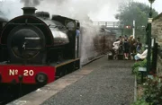 Der Zug, mit dem der Ferienhauslehrer Mr. Roland (Vernon Dobtcheff) ankommt, fährt in den Bahnhof ein. Wird er die nötige Portion Spaß und Humor mitbringen, um die Ferien der fünf Freunde unvergesslich zu machen?