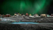 Polarlicht über Dorf auf Grönland. Das Fußballspiel an der Küste Grönlands wird auch vom Polarlicht erhellt. Satellitenbilder zeigen uns das Phänomen noch einmal ganz anders.