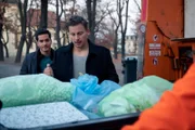 Marc hat die Wette mit Kilian verloren und muss im Müllcontainer nach der Mordwaffe suchen.