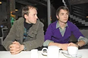 Patrick (Björn Harras, re.) erfährt von Olaf Breuer (Sebastian Liebich), dass er endgültig pleite ist. Er hat nun nichts mehr zu verlieren und will aufs Ganze gehen...