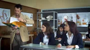 Mia (Rosabell Laurenti Sellers, M.) und Violetta (Josephine Benini, r.) erwarten gespannt ihre Noten für das Wissenschaftsprojekt.