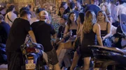 Junge Italienerinnen und Italiener brauchen im EU-Durchschnitt länger, bis sie das Elternhaus verlassen. Sie werden "Bamboccioni" genannt, "Riesenbabys".