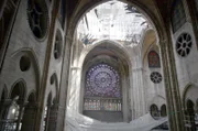 Sonnenstrahlen fallen in das Querschiff von Notre-Dame: Hier gilt es die Gewölbe zu rekonstruieren, sie sind der Schlüssel für die gesamte Statik und Struktur der Kathedrale.