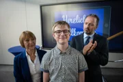 Moritz (Marc Elflein) verliert sich in Tagträumen und sieht seine Zukunft - umgeben von Direktorin Stocker (Gitta Schweighöfer) und Dr. Berger (Robert Schupp).