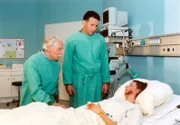 Die schwangere Pia (Hendrikje Fitz, rechts) wurde von einem Auto erfaßt. Roland (Thomas Rühmann) und ihr Vater Friedrich (Fred Delmare) machen sich große Sorgen um sie und das Baby.