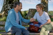 Katja ist froh, als Markus sich ihr öffnet und sie an seinen Vatersorgen teilhaben lässt.