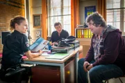 Hans wundert sich über Franzis Verhalten. Sie unterstellt dem Sozialarbeiter, die straffällig gewordene Britta Hillemann aufgegeben zu haben.