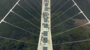 Die gigantische Glasbodenbrücke über dem Grand Canyon in Zhangjiajie in der Provinz Hunan in China, befindet sich 300 Meter über einer Schlucht. Die Brücke ist nicht nur die weltweit längste, sondern auch die höchste ihrer Art.