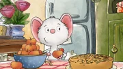 Tilda schält einen Apfel für ihren leckeren Apfelkuchen.