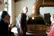 Weil sein Bruder Jörn nicht pünktlich kommt, führt Frank Holgersen (Matthias Matz) eine Gruppe Touristen durch dessen Traditionsbrauerei.