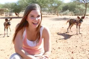 So nah dürfte Anna sich eigentlich nicht an Wildhunde herantrauen. Aber Jaku und Janka sind noch Welpen und haben mehr Angst vor ihr als sie vor ihnen.