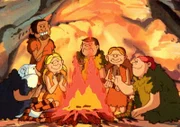 Der Maestro (l.) beobachtet wie sich der Homo Erectus zum Homo Sapiens entwickelt. Dieser schafft es nicht nur Werkzeuge herzustellen, sondern entfacht durch einen Zufall auch das erste Feuer.