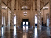 Börsensaal der Lonja de la Seda. Der prächtige Saal ist eine dreischiffige Basilika mit acht freistehenden Säulen. Hier wurde die Seide gehandelt.