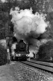 Eine von Deutschland beschlagnahmte Lokomotive der französischen Reihe 141 TB verlässt 1943 den Stuttgarter Kriegsbergtunnel in Richtung Böblingen. Die Lok war vorher für die Belgische Staatsbahn im Einsatz.