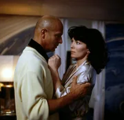 In der Ehe der Lauritzens kriselt es. Evelyn (Iris Berben) hat es außerordentlich schwer, sich gegen ihren starken Mann Achim (Wilfried Baasner) durchzusetzen.