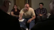 Ein Mann streckt seine Hand aus und hält ein Papier