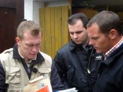 Profi Otto Schulte (li.) durchforstet mit Tatjanas Freund Frank (Mitte) und Andreas den Trödel ..