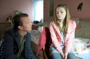 In einem liebevoll eingerichteten Zimmer sitzt ein verstörtes Mädchen und starrt aus dem Fenster. Wer ist es und warum wurde sie hier so sorgsam verborgen, fragt sich Sven Herzog.