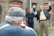 Als sie den Hinweis der alten Johanna auf Bauer Bartels (Roland Florstedt, vorne) überprüfen wollen, erweist dieser sich tatsächlich als jemand, der lieber erst mal Gewalt sprechen lässt, bevor er fragt: Mit der Waffe in der Hand empfängt er die Polizisten Leena (Li Hagman) und Pöhlmann (Dominic Boeer) und will sie zwingen, seinen Hof zu verlassen.