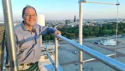 Höhenangst? Fehlanzeige! Marco Schmidt von der Technischen Universität Berlin begleitet die Begrünung des Hochbunkers auf St. Pauli im Namen der Wissenschaft.